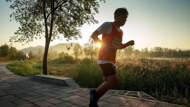 בחור רץ בריצת בוקר בחיק הטבע