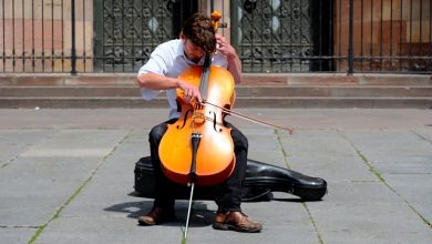 מוזיקאי מנגן בצ'לו ברחוב