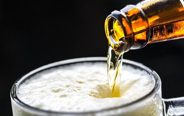בירה נמזגת מהבקבוק לכוס