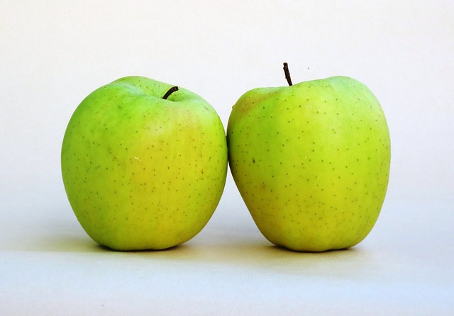 שני תפוחים צהובים