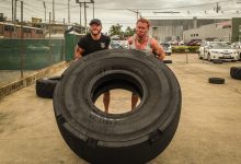 מתאמנים מרימים גלגל