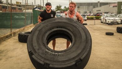 מתאמנים מרימים גלגל